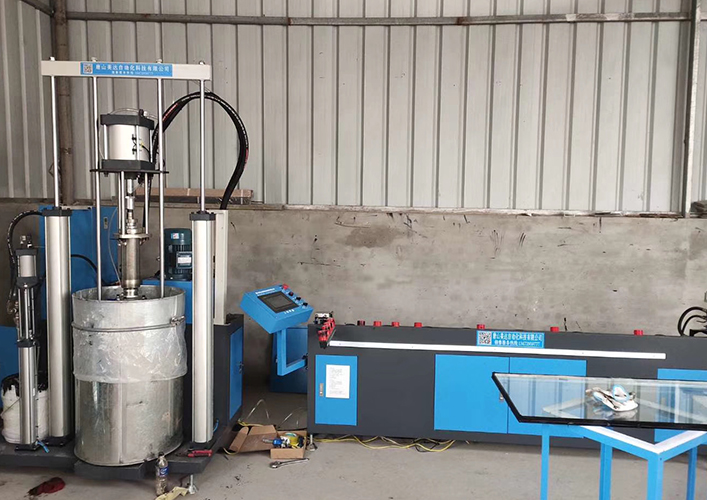 沙河中空玻璃打膠(jiāo)機安裝調試完畢